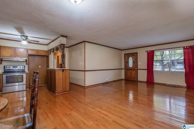 kitchen with ornamental molding, light wood-type flooring, electric stove, a textured ceiling, and ceiling fan