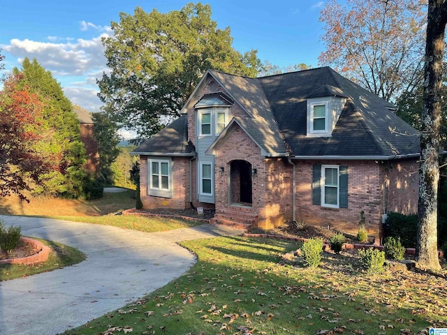 view of front of home featuring a front lawn