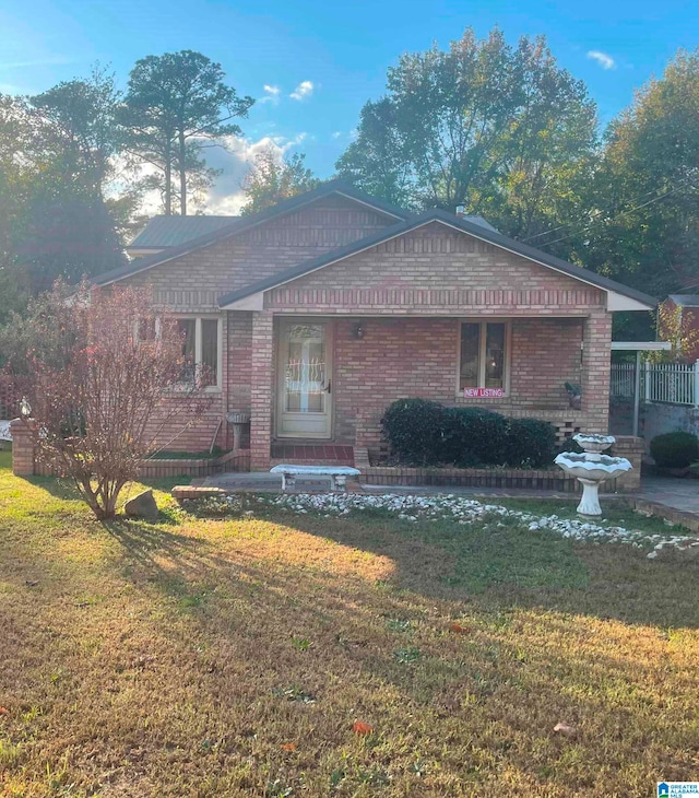 view of front of property with a front yard