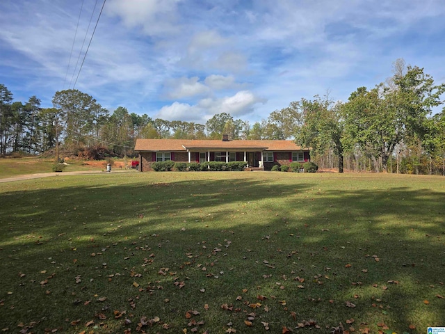 view of front of home featuring a front lawn