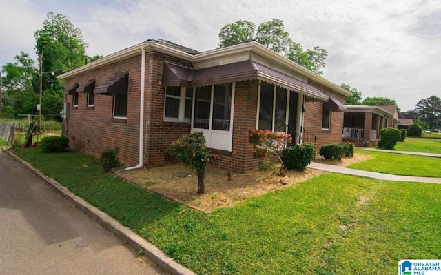 view of front of property featuring a front lawn