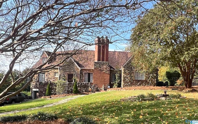 view of front of house featuring a front yard