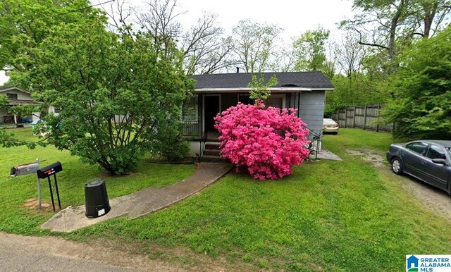 view of front facade with a front lawn