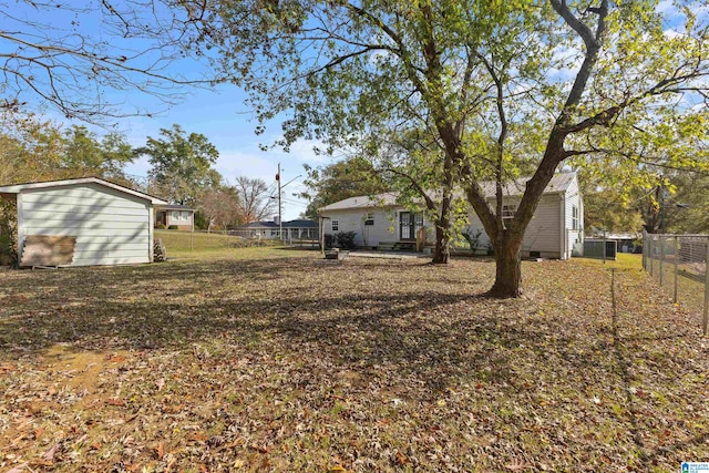 view of yard featuring a storage unit