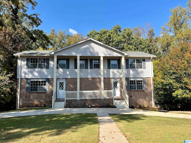 view of front of property featuring a front lawn