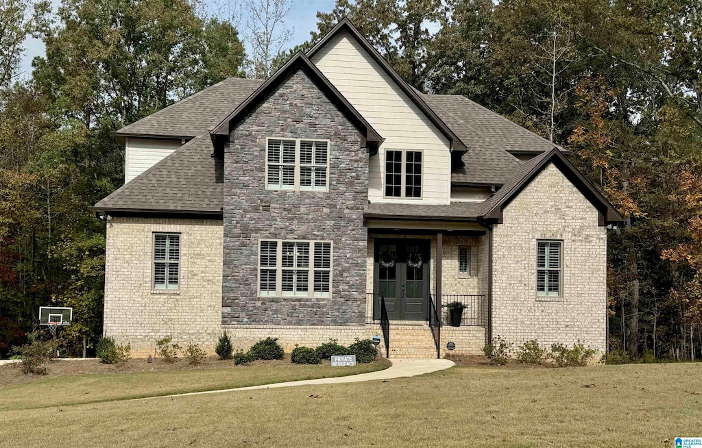 view of front of property featuring a front yard