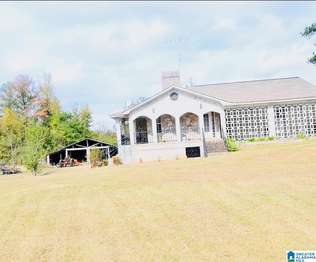 back of house featuring a yard