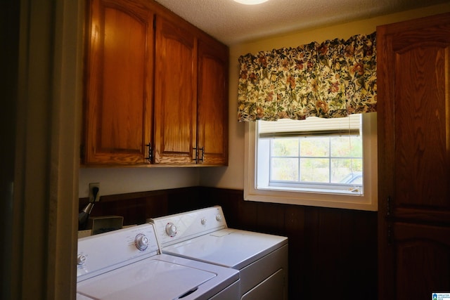 477 County Road 183, Eutaw, AL 35462 - laundry area with washing machine and clothes dryer, cabinet space, and a textured ceiling