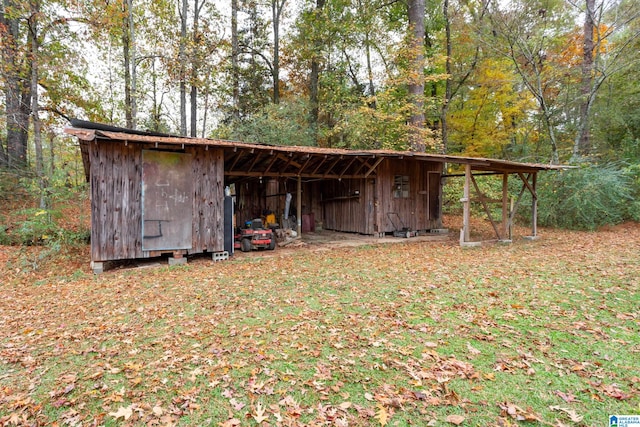 view of outdoor structure with a yard