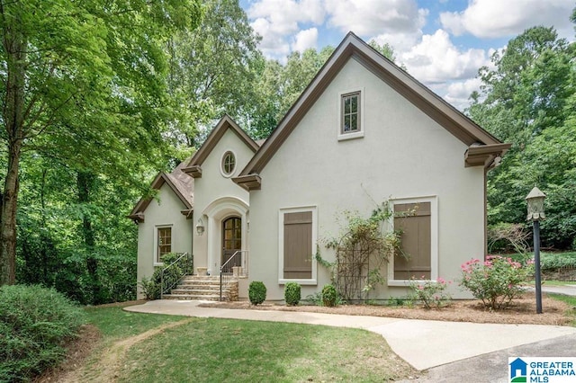 view of front of property featuring a front yard