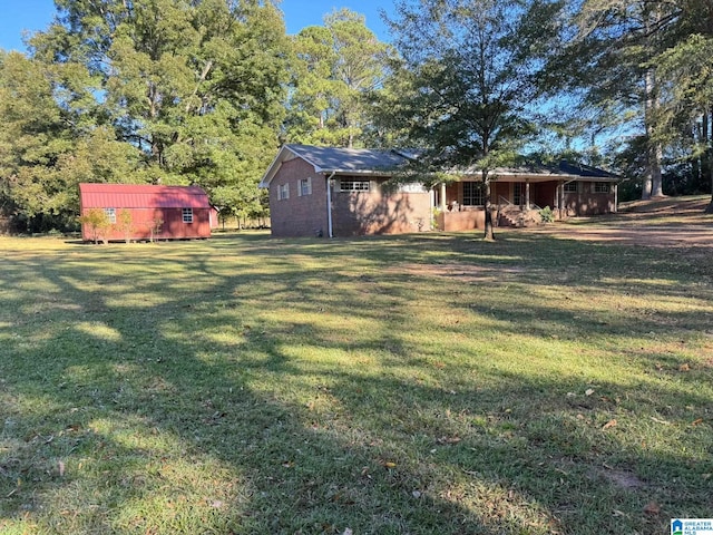 view of yard with a storage unit