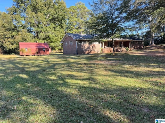 view of yard with a storage unit