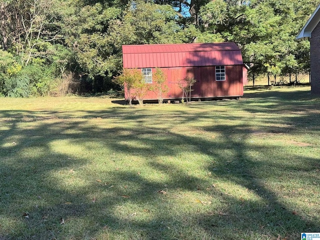 view of yard featuring a shed