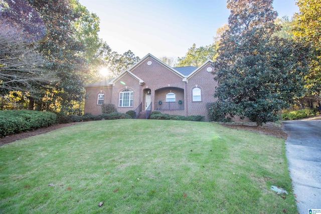 view of front of property featuring a front yard