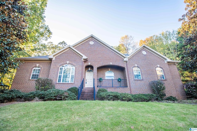 view of front facade with a front yard