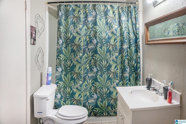 bathroom with a shower with shower curtain, vanity, and toilet