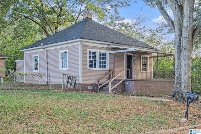 view of front of home with a front lawn