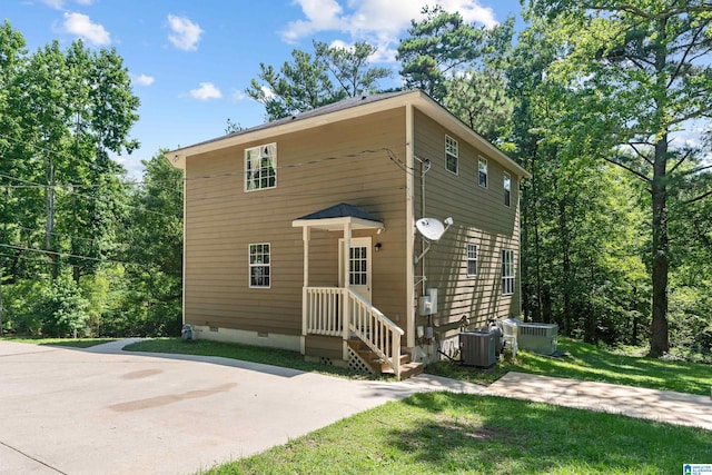 view of front of property featuring central AC and a front lawn