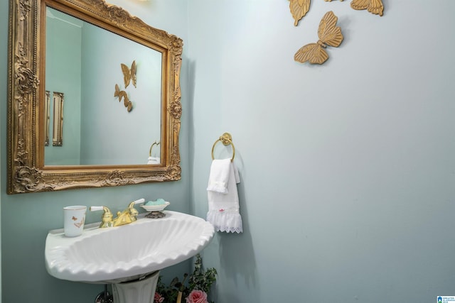 bathroom featuring sink