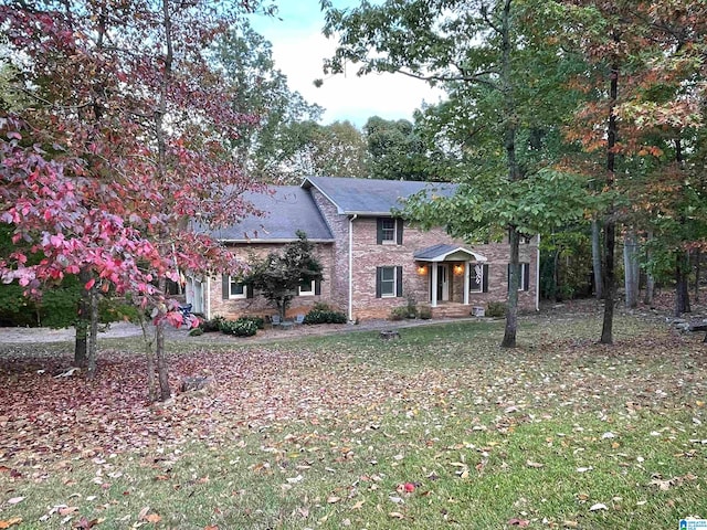 view of front facade featuring a front lawn