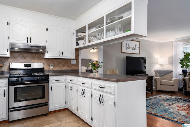 kitchen featuring ornamental molding, white cabinetry, stainless steel gas range, light hardwood / wood-style floors, and kitchen peninsula