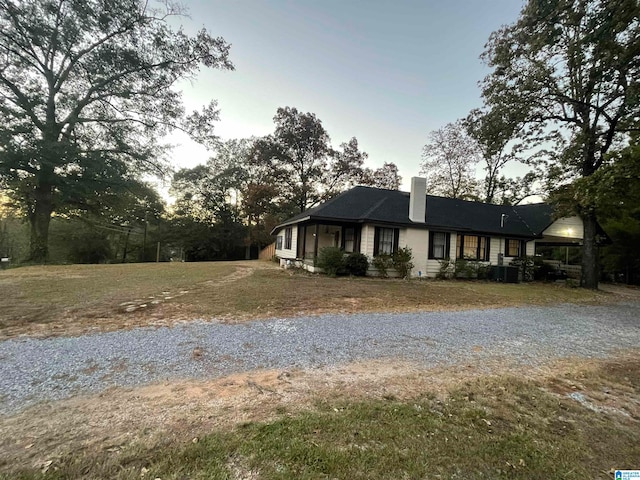 view of front facade with a front lawn