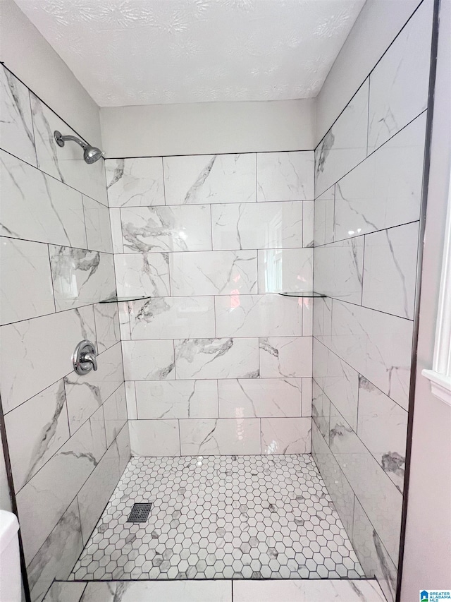 bathroom featuring a tile shower