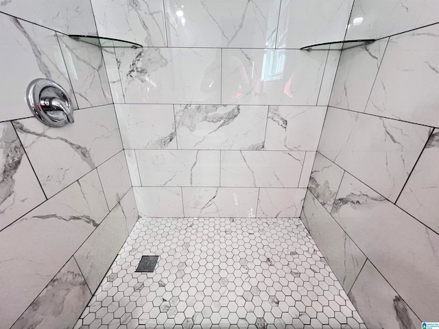 room details featuring a tile shower