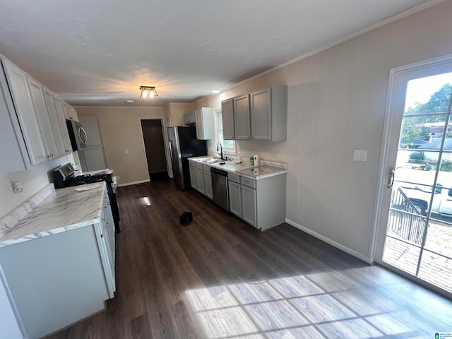 kitchen featuring sink, appliances with stainless steel finishes, dark hardwood / wood-style floors, crown molding, and gray cabinets