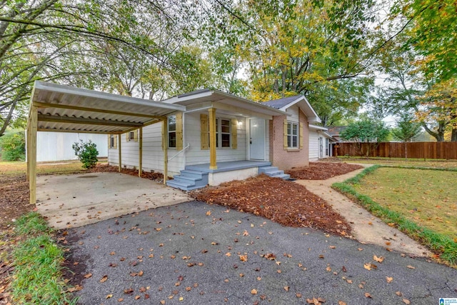 view of front of home featuring a front lawn and a porch