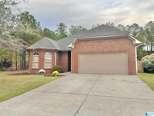 view of front of house featuring a front lawn and a garage