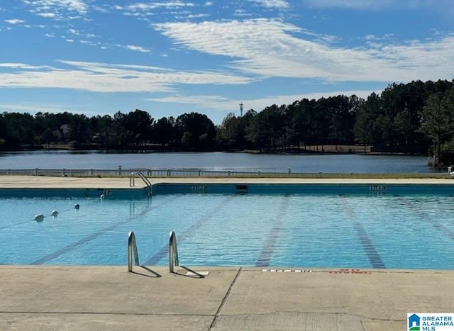 view of swimming pool featuring a water view