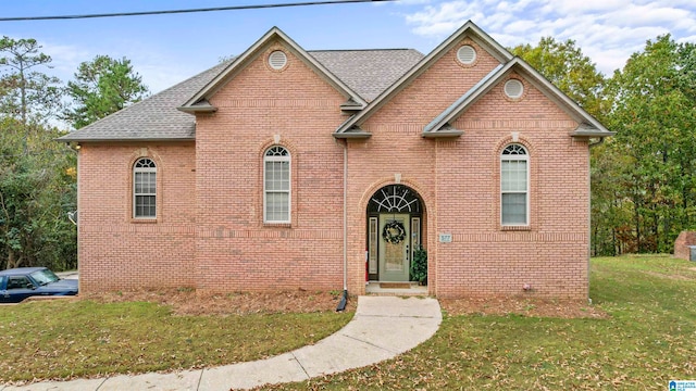 view of front of house with a front yard