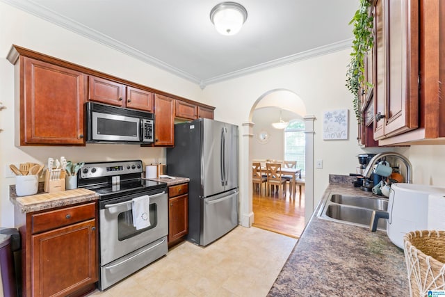 kitchen featuring light hardwood / wood-style floors, appliances with stainless steel finishes, sink, and ornamental molding