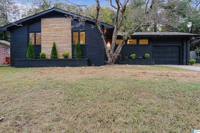 view of front of home featuring a garage and a front yard