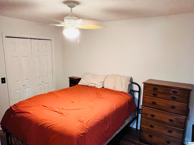 bedroom with a closet, a textured ceiling, and ceiling fan