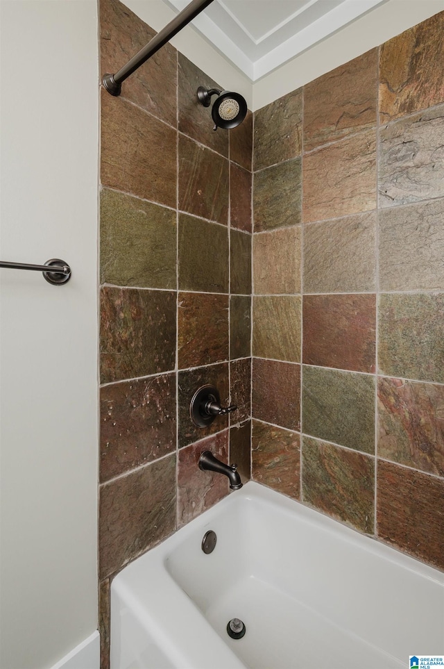 bathroom with tiled shower / bath