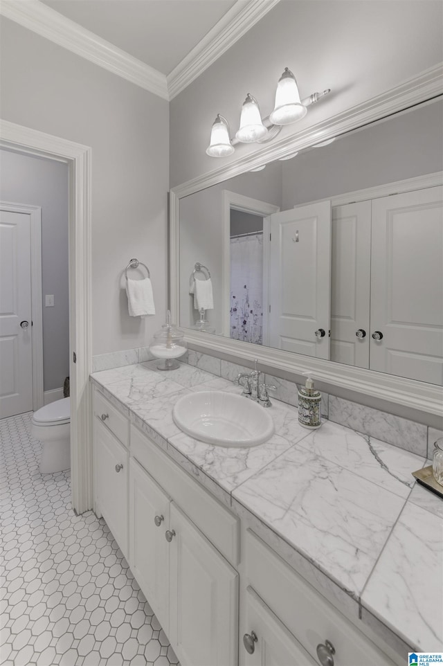 bathroom featuring toilet, a shower with curtain, vanity, and ornamental molding