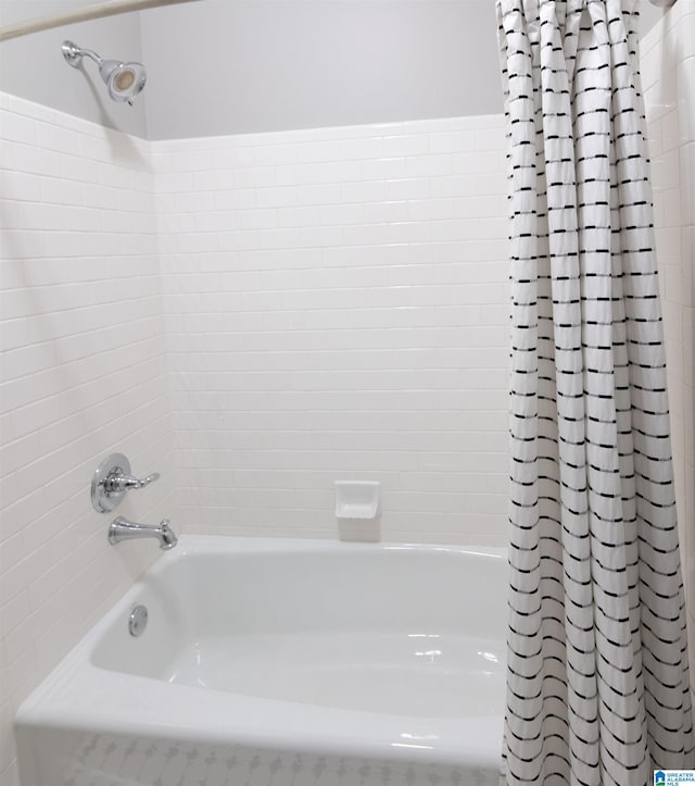 bathroom featuring shower / tub combo