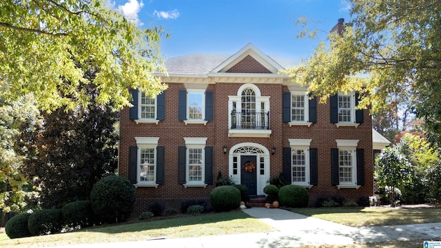 view of front of house featuring a front lawn