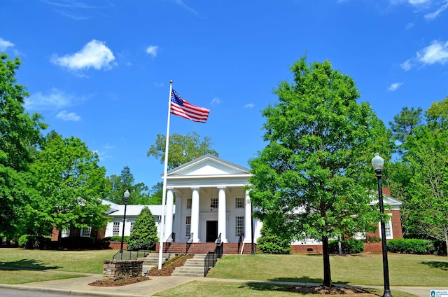 view of front of property featuring a front lawn and covered porch