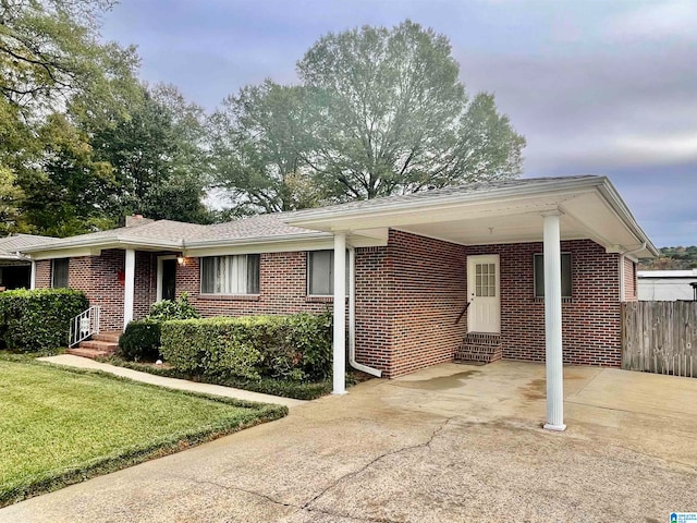 single story home featuring a front yard