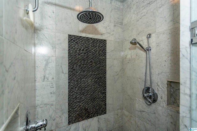 bathroom featuring a tile shower