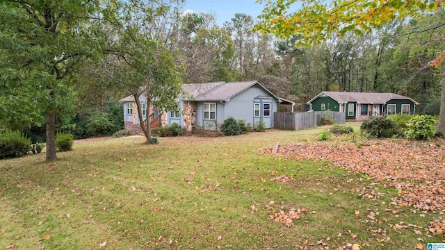 ranch-style house featuring a front yard