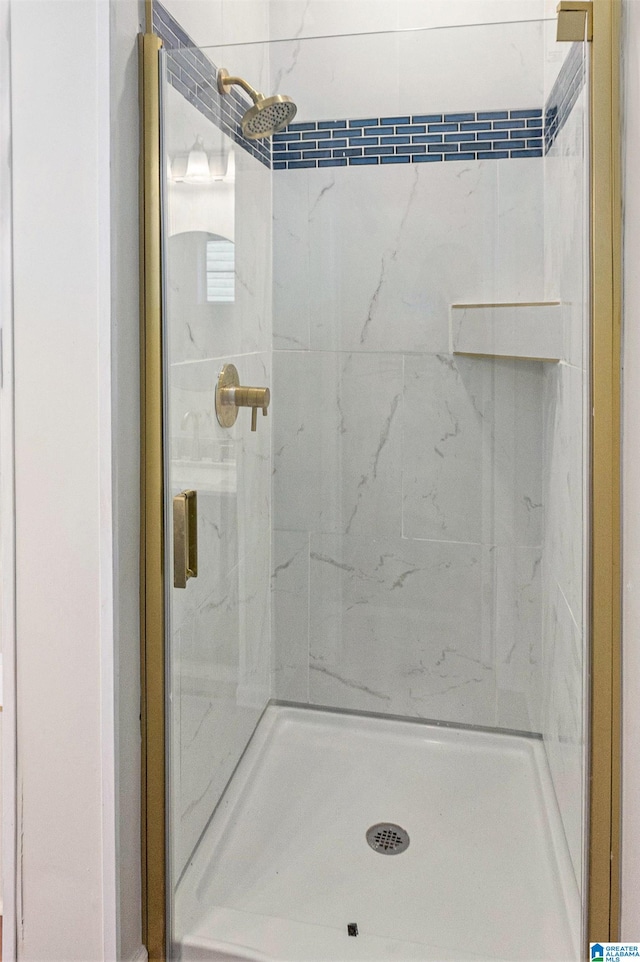 bathroom featuring a tile shower