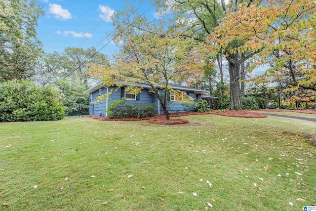 view of front of house featuring a front lawn