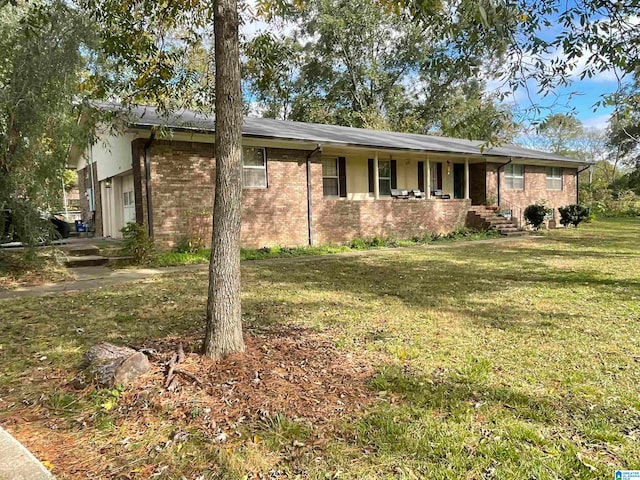 ranch-style house featuring a front yard