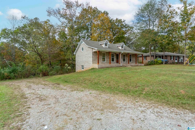 view of front of property featuring a front lawn