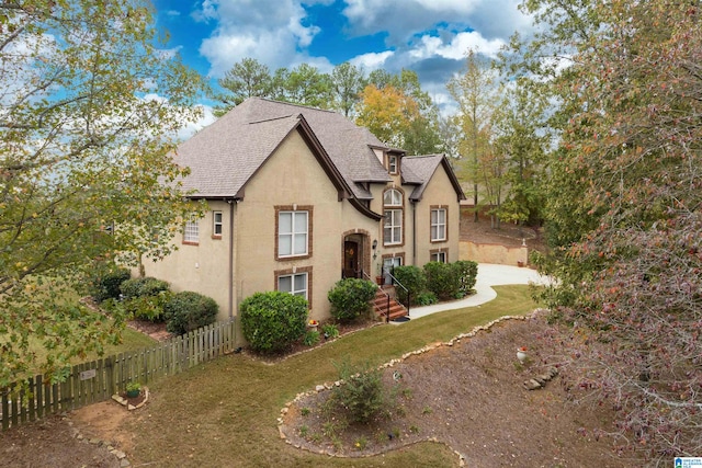 view of front of property featuring a front lawn