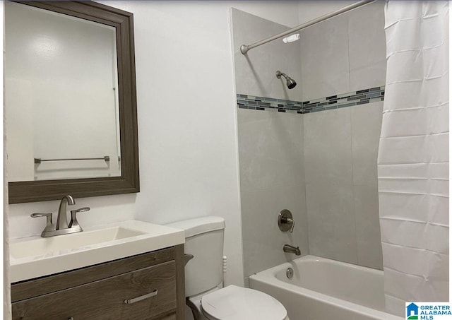 full bathroom featuring shower / tub combo with curtain, vanity, and toilet